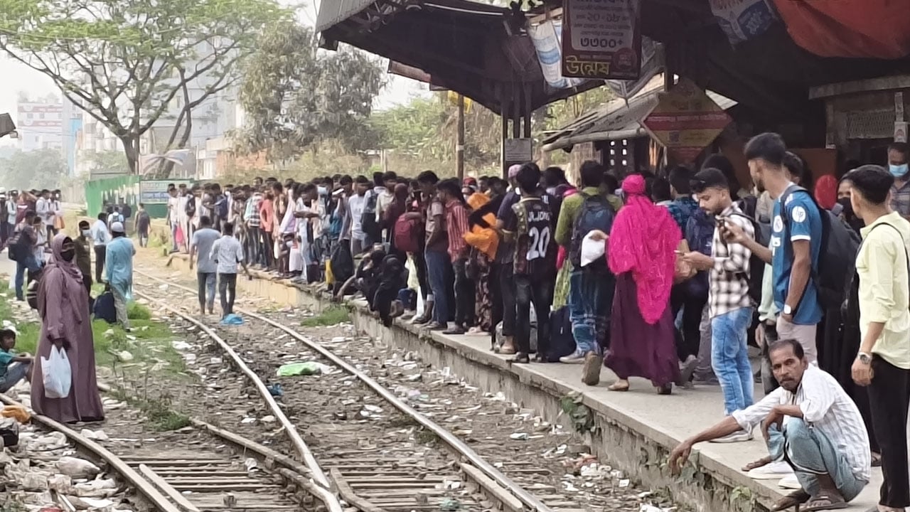 বিনা নোটিশে বন্ধ ঢাকা-নারায়ণগঞ্জে ট্রেন চলাচল, চরম ভোগান্তিতে যাত্রীরা