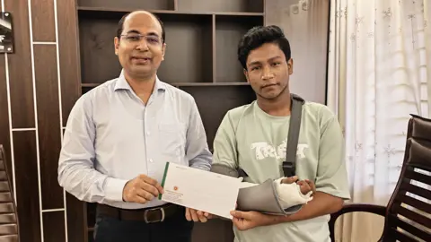 জুলাইযোদ্ধা ফয়সালের পাশে উপজেলা নির্বাহী কর্মকর্তা