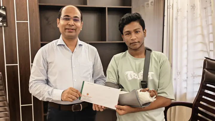 জুলাইযোদ্ধা ফয়সালের পাশে উপজেলা নির্বাহী কর্মকর্তা