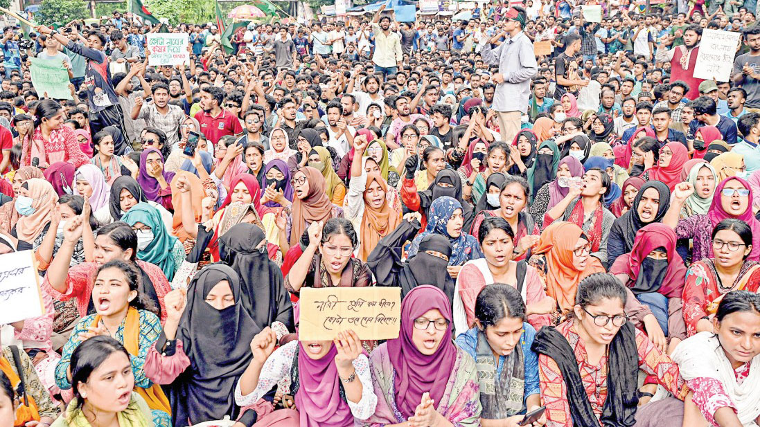 স্বৈরতন্ত্র উৎখাত আন্দোলনে অনন্য বাংলাদেশের নারী