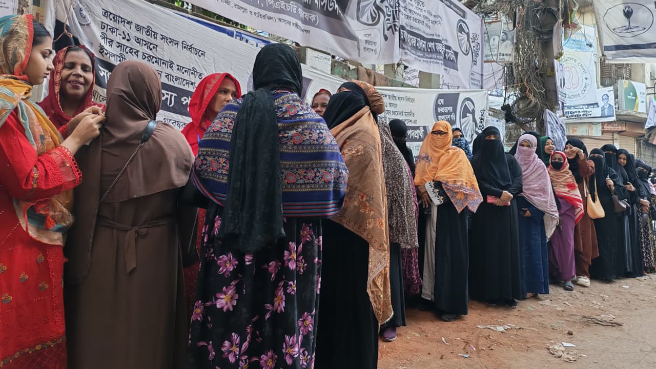 ঢাকা ১১ আসনে উৎসবের আমেজে নারী ভোটারদের ভীড়