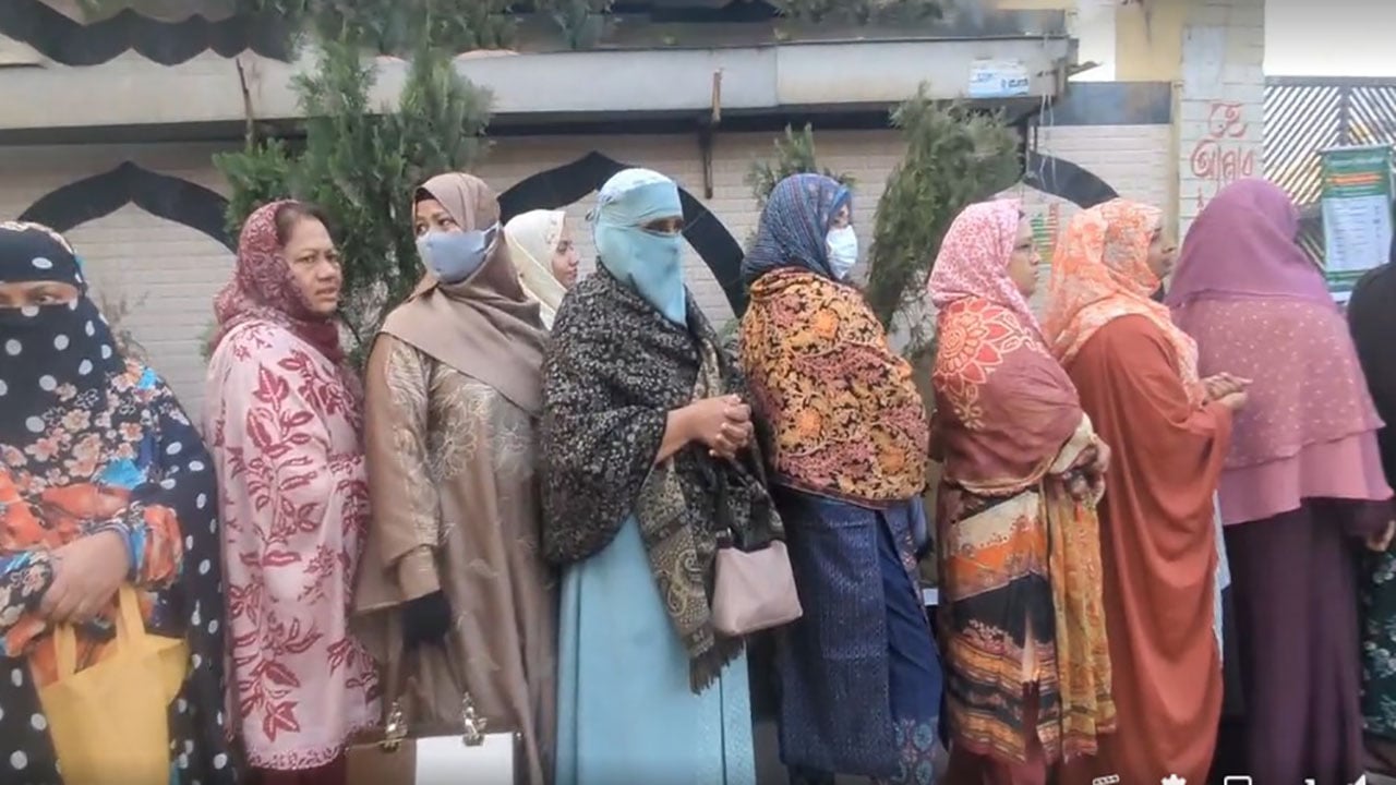 ঢাকা-১৩ আসনে নারী ভোটারদের সরব উপস্থিতি