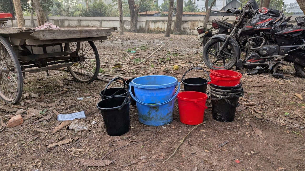 নড়িয়ায় যৌথবাহিনীর অভিযানে উদ্ধার ৯৫ ককটেল উদ্ধার, তিনজন আটক