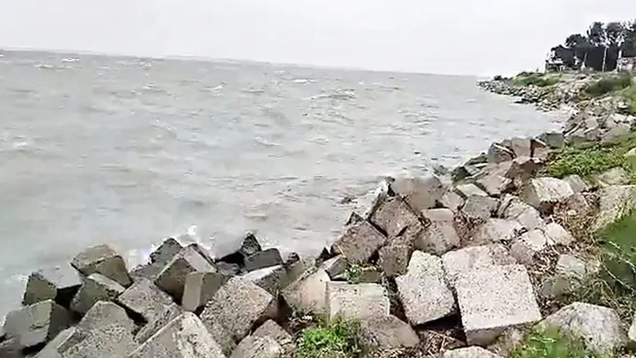 পদ্মায় ঝড়ের তাণ্ডবে ডুবলো সিমেন্টবোঝাই তিন ট্রলার