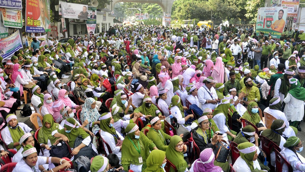 এবার রাজধানীতে সড়ক আটকে নার্সদের সমাবেশ