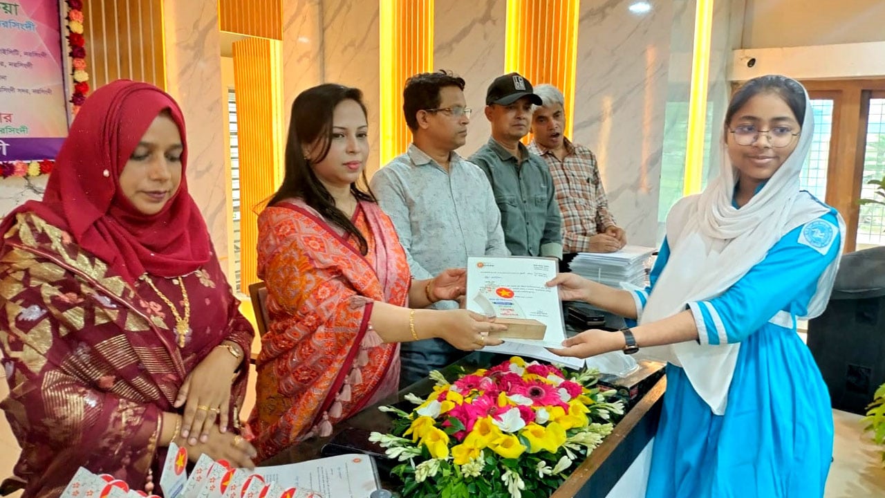 নরসিংদীতে ২৮৭ মেধাবী শিক্ষার্থীকে সংবর্ধনা