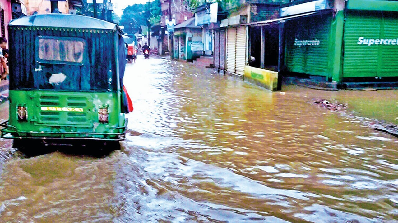 খানাখন্দে ভরা সড়কে বৃষ্টি হলেই জলাবদ্ধতা