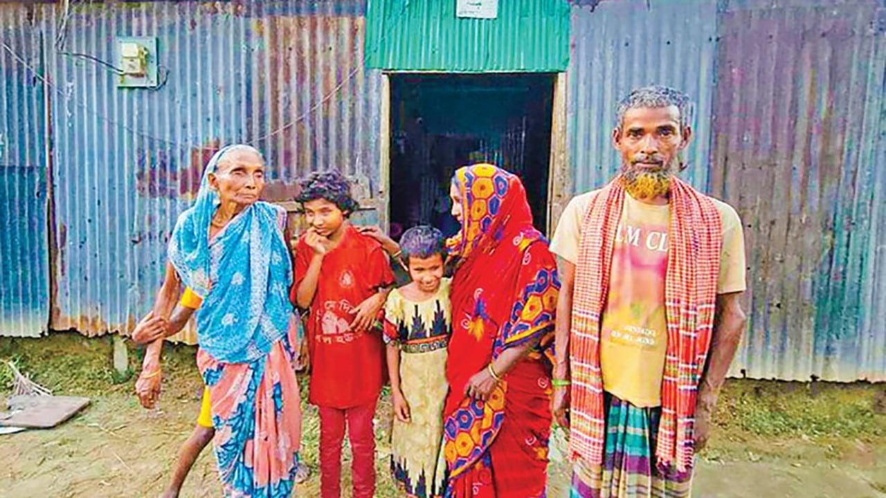 এক পরিবারে ছয় প্রতিবন্ধী দুঃসহ জীবন