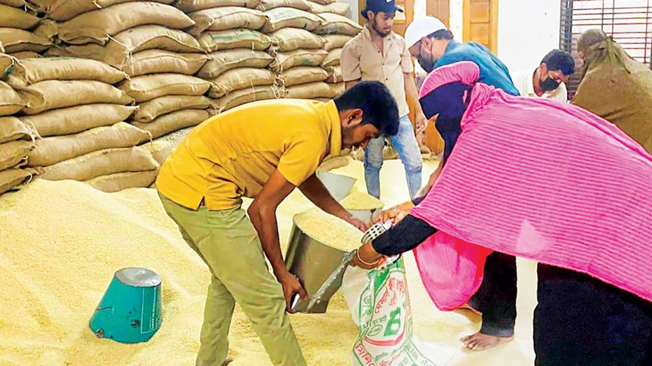 নরসিংদীতে ভিজিএফের চাল বিতরণে অনিয়মের অভিযোগ