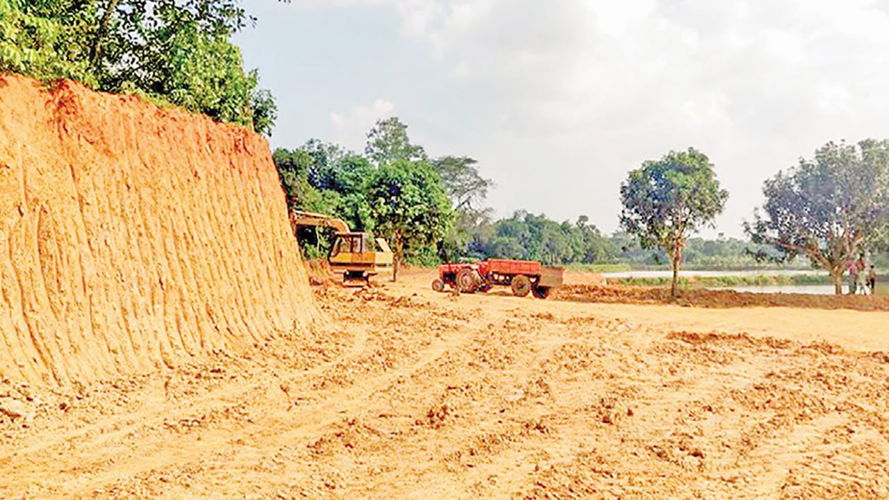 নরসিংদীতে প্রশাসনের নিষ্ক্রিয়তায় বিলুপ্ত হচ্ছে ছোট-বড় টিলা
