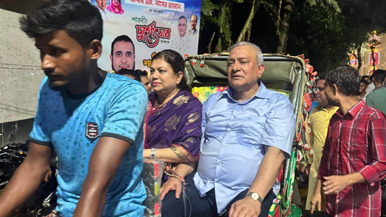 রিকশায় চড়ে পূজা মণ্ডপে সম্প্রীতির বার্তা দিলেন নাসের রহমান