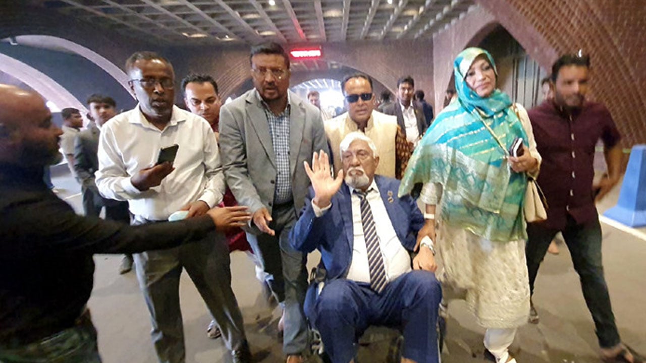 হুইল চেয়ারে বসে শপথ নিলেন নাছির চৌধুরী