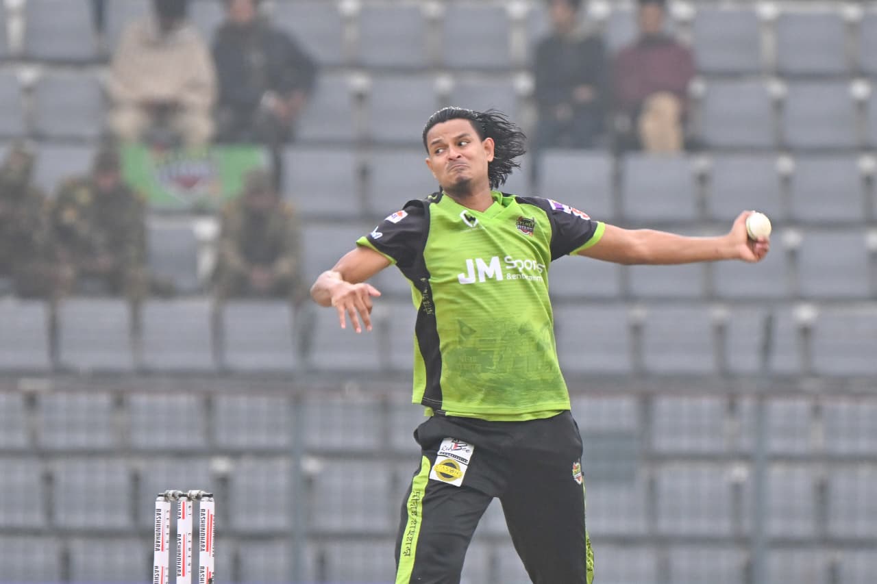 নাসুমের ক্যারিয়ার সেরা বোলিংয়ে জিতল নোয়াখালী