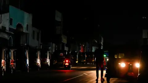 সৌরবিদ্যুৎ উৎপাদনের চাপে শ্রীলঙ্কার জাতীয় গ্রিডে বিপর্যয়