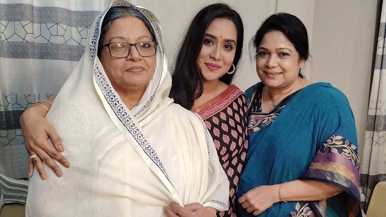একফ্রেমে ডলি, মেমী ও মম