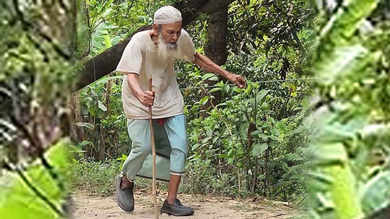 দড়ি ও বাঁশ বেয়ে মসজিদে যাওয়া ১২০ বছর বয়সী মুয়াজ্জিন মারা গেছেন