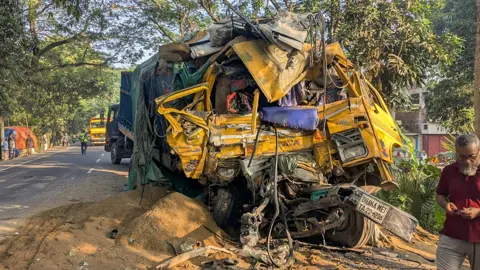 নাটোরে বাস-ট্রাকের মুখোমুখি সংঘর্ষে নিহত ১৪