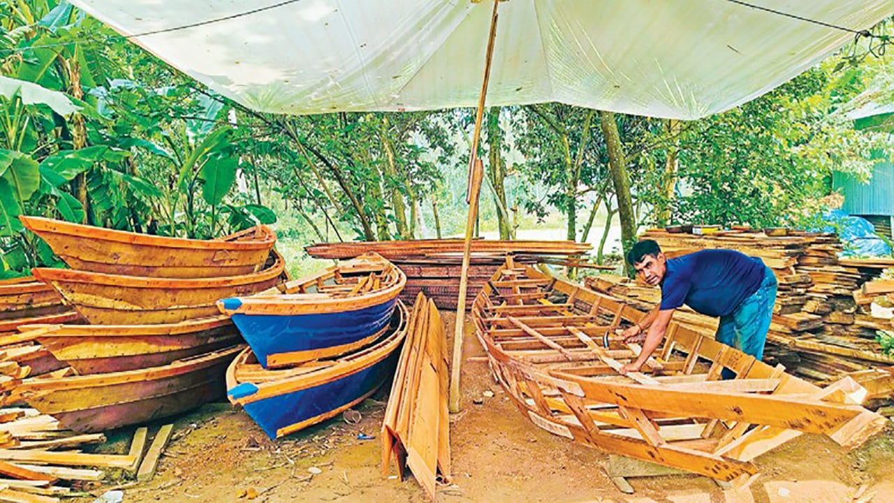 চলনবিলে বন্যা মোকাবিলায় নৌকা বানানোর ধুম