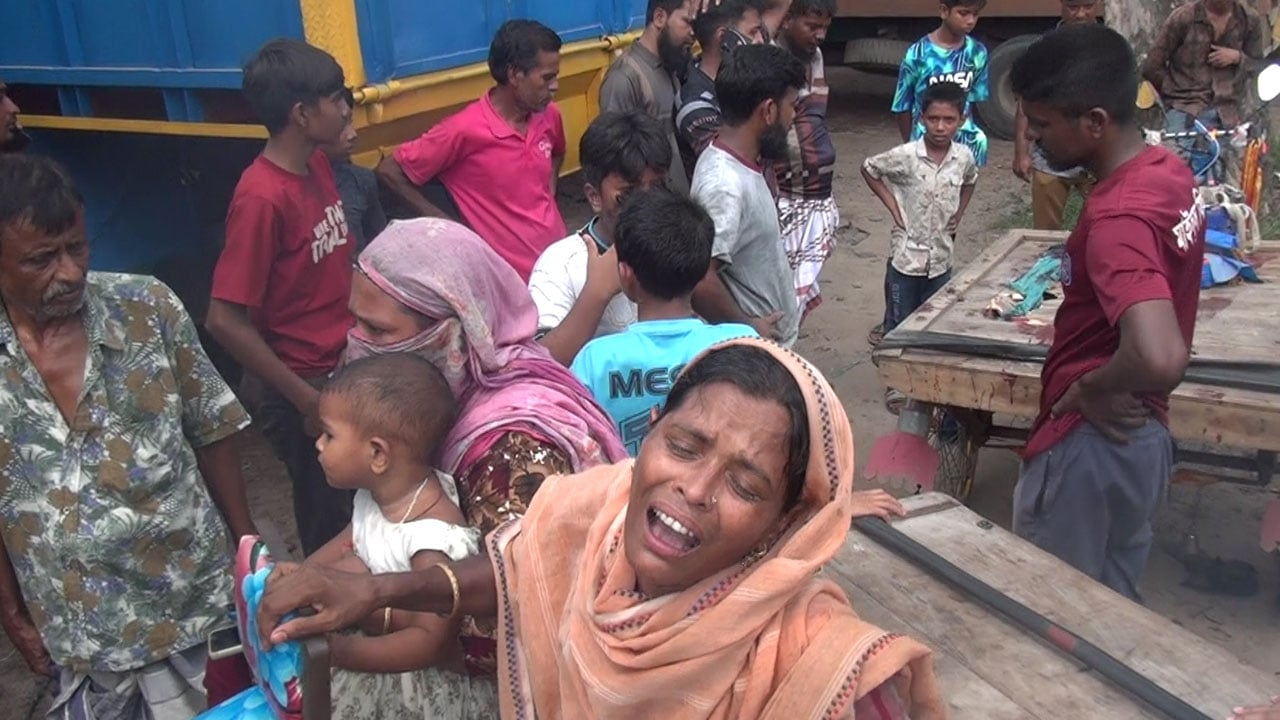 নাটোরে বাসচাপায় ভ্যানচালকসহ দুজন নিহত