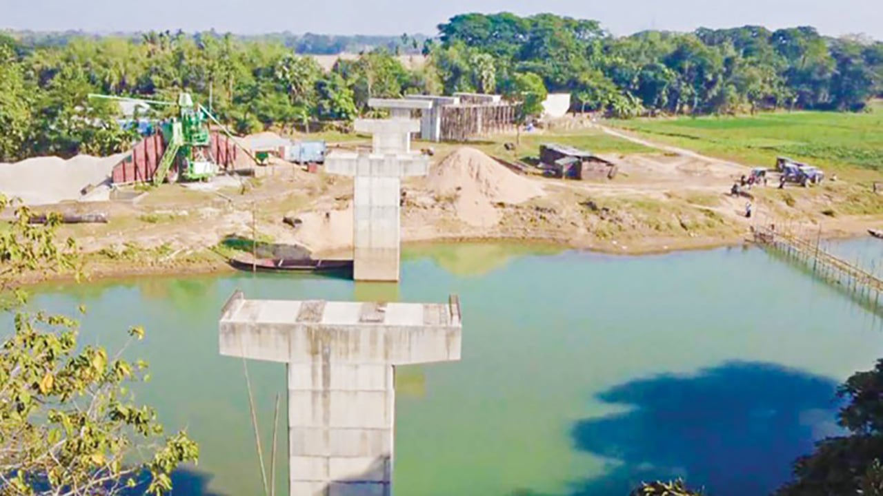 দুর্গাপুরে সোমেশ্বরী নদীতে সেতুর কাজ বন্ধ, ক্ষুব্ধ এলাকাবাসী