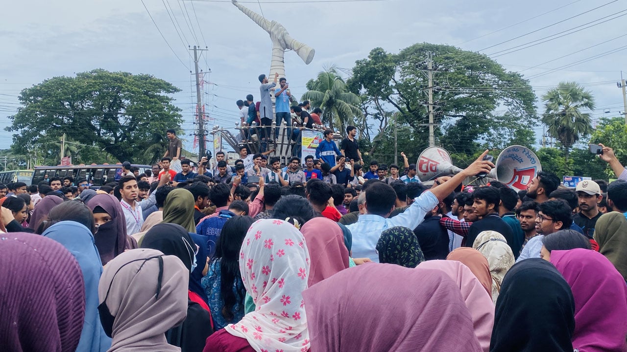 নোবিপ্রবি শিক্ষার্থীদের ওপর হামলার প্রতিবাদে সড়ক অবরোধ