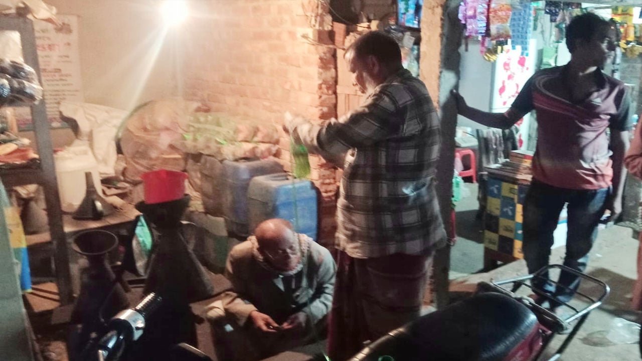 নবাবগঞ্জে অতিরিক্ত দামে পেট্রোল বিক্রি, ৫০ হাজার টাকা জরিমানা