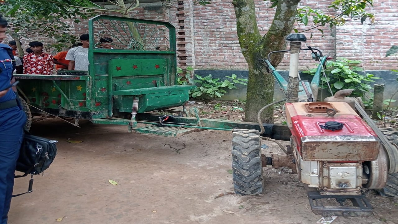 নবাবগঞ্জে ট্রলির চাপায় চালকের মৃত্যু