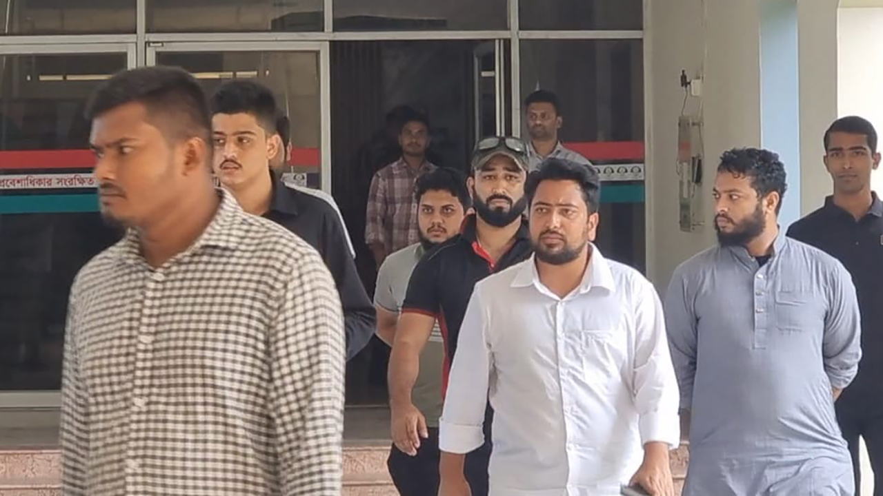 ফরিদপুরের উদ্দেশে খুলনা ছেড়েছেন এনসিপি নেতারা