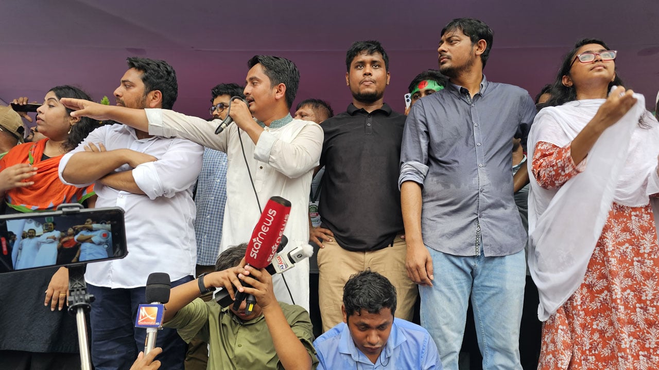 মঞ্চে উঠেছেন এনসিপি নেতারা