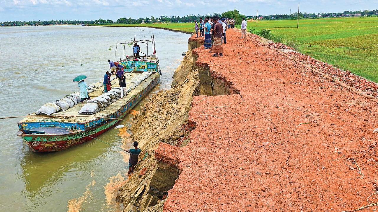হাওর পাড়ে মেঘনার ভাঙন  আতঙ্কে এলাকাবাসী