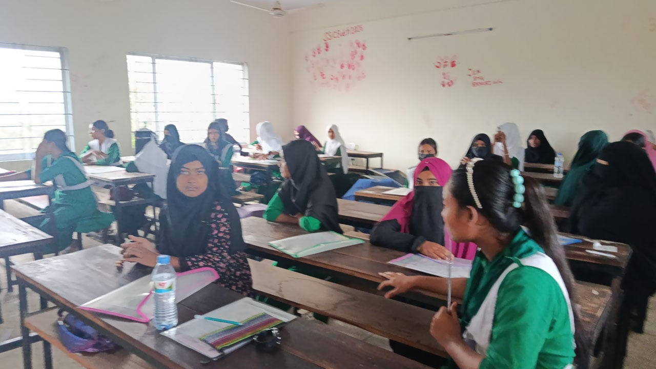 বৈরী আবহাওয়ায় ১ ঘণ্টা বিলম্বে এসএসসি পরীক্ষা