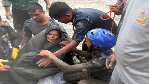 নেপালে বন্যার ধ্বংসস্তূপে ১০ দিন পরও জীবিত ৬৪ বছরের নারী