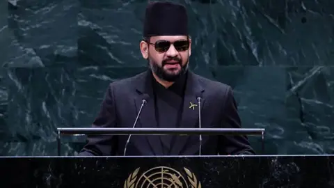 জলবায়ু পরিবর্তন নিয়ে বিশ্বকে সতর্কবার্তা দিলেন নেপালের প্রধানমন্ত্রী