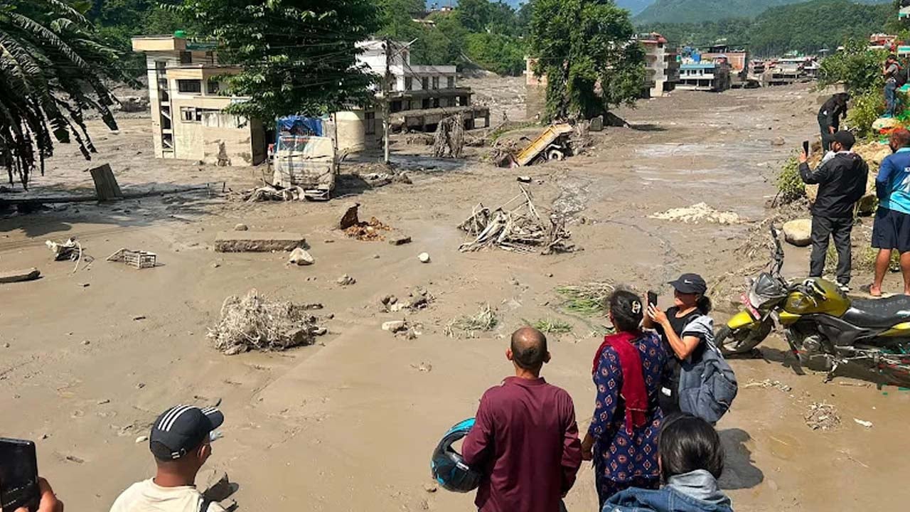 নেপালে বন্যার পর ১২১ বিদেশি নাগরিক উদ্ধার