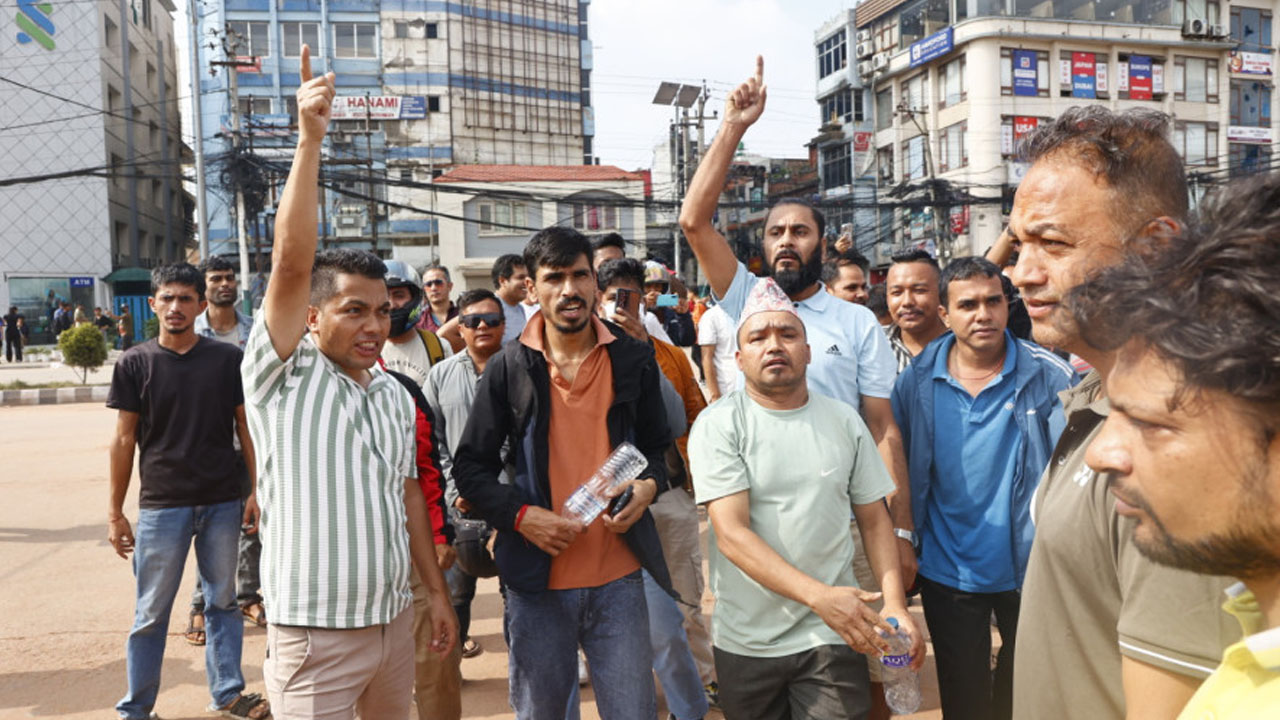 কারফিউ উপেক্ষা করে নেপালে বিক্ষোভ অব্যাহত
