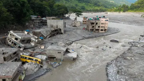 নেপালের বন্যা দূরের ঘটনা নয়, জলবায়ু বিপর্যয় সবাইকে আক্রান্ত করবে