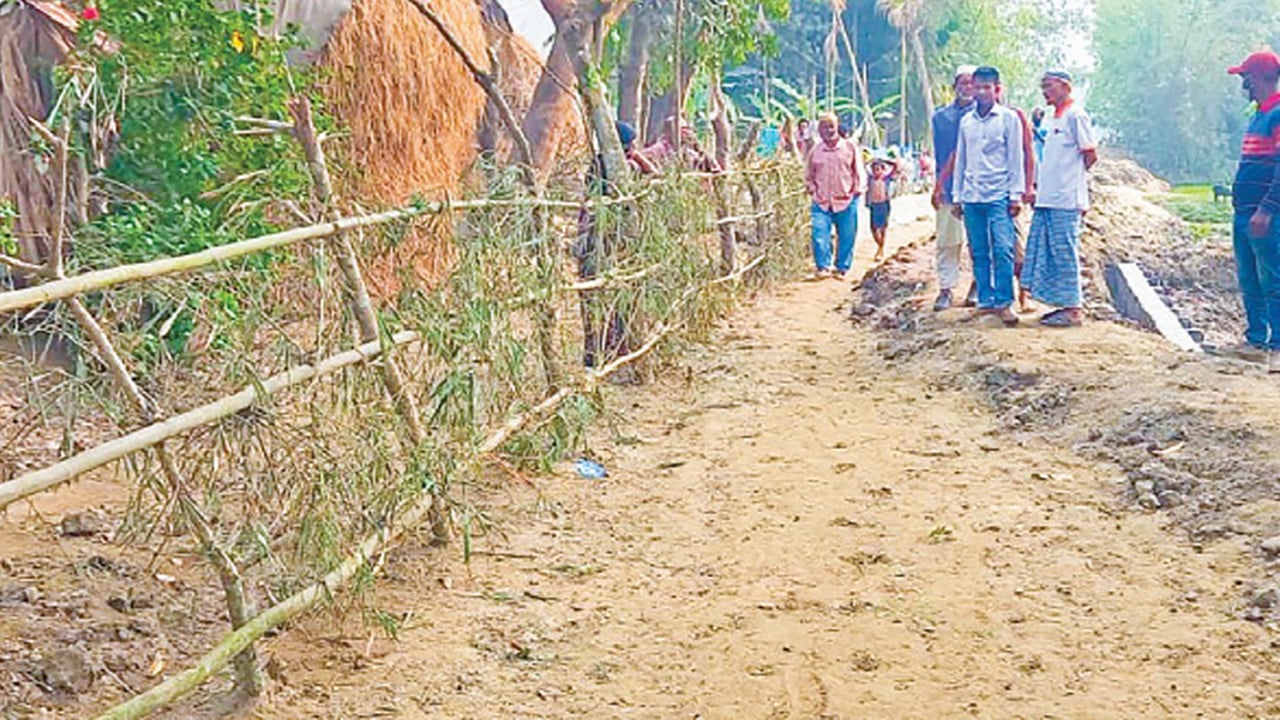 সড়ক নির্মাণে বাধা, পাঁচ কোটি টাকার প্রকল্পে স্থবিরতা