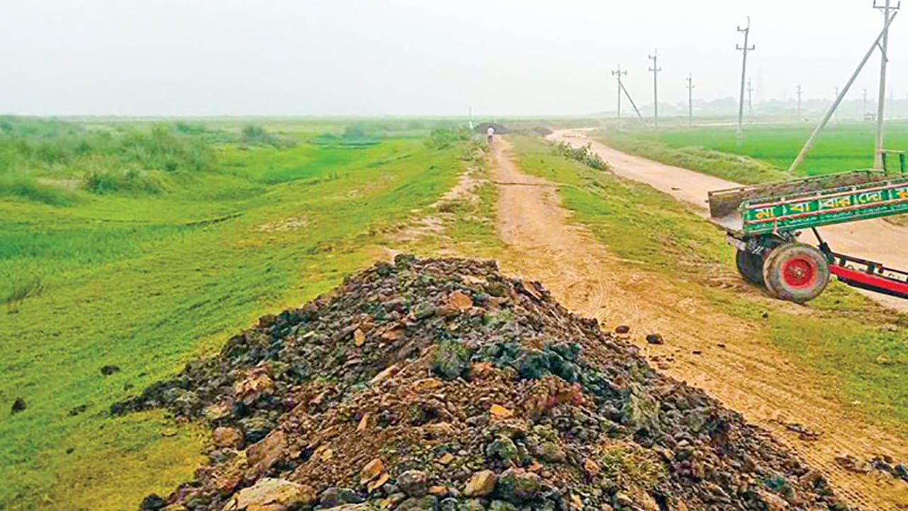 হাওরে ফসলরক্ষা বাঁধের কাজ অসম্পূর্ণ, উৎকণ্ঠায় কৃষক