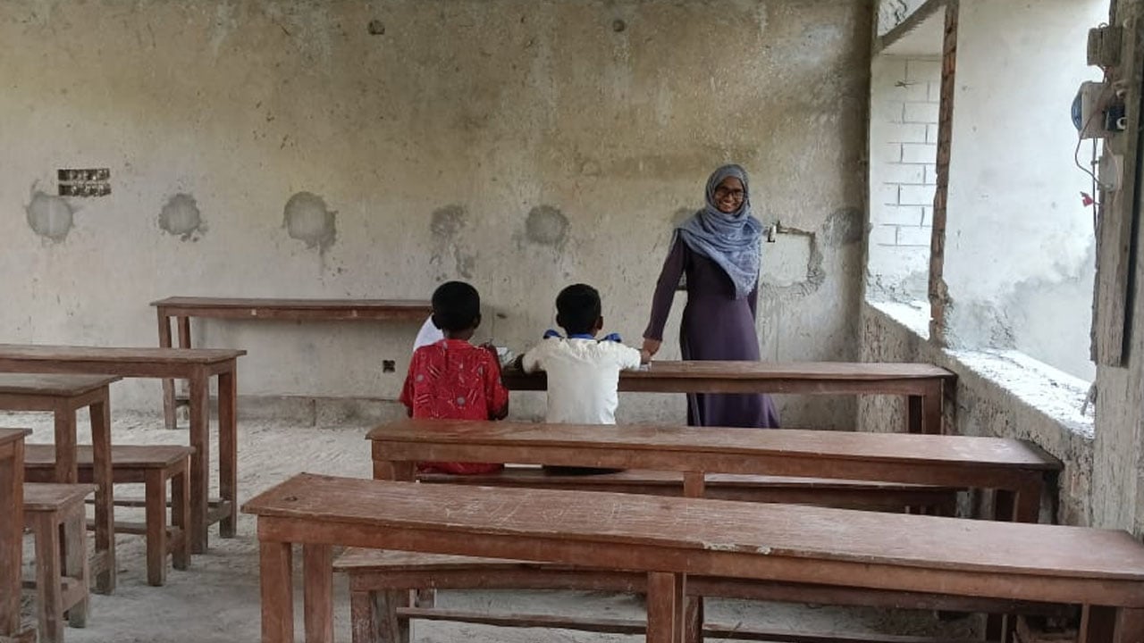 মদনে ১২ শিক্ষার্থীর ক্লাস নিচ্ছেন ৩ শিক্ষক