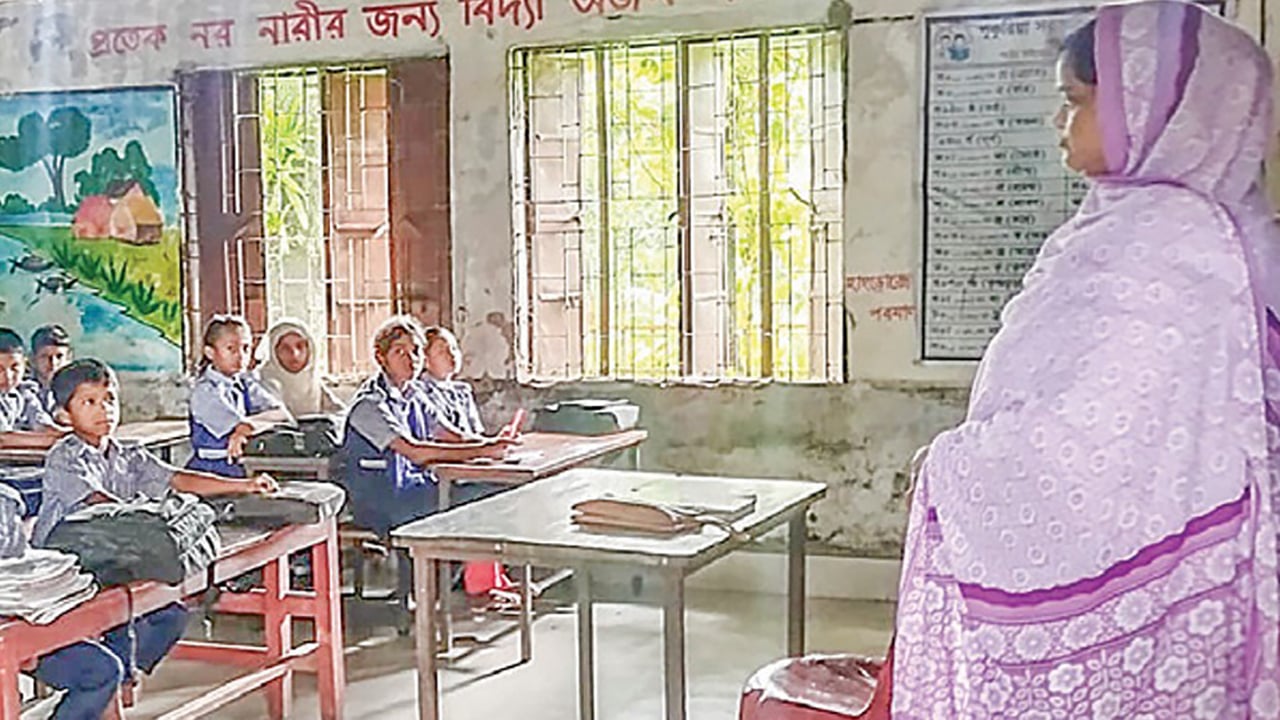 নেত্রকোনায় বিদ্যালয় ভবনে ফাটল, ঝুঁকিতে পাঠদান