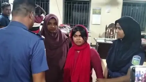 ফ্যামিলি কার্ডের কথা বলে টাকা নেওয়ার অভিযোগ, এনসিপি থেকে নেত্রীকে অব্যাহতি