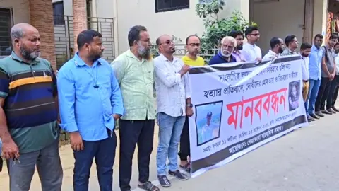 নেত্রকোনায় সাংবাদিক আলিফ হত্যার প্রতিবাদে মানববন্ধন 