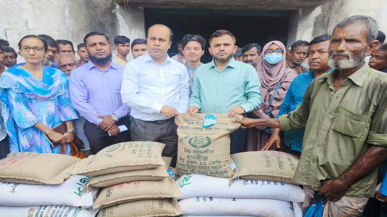 পাকুন্দিয়ায় বিনা মূল্যে সার-বীজ পেলেন ১৬৫০ কৃষক