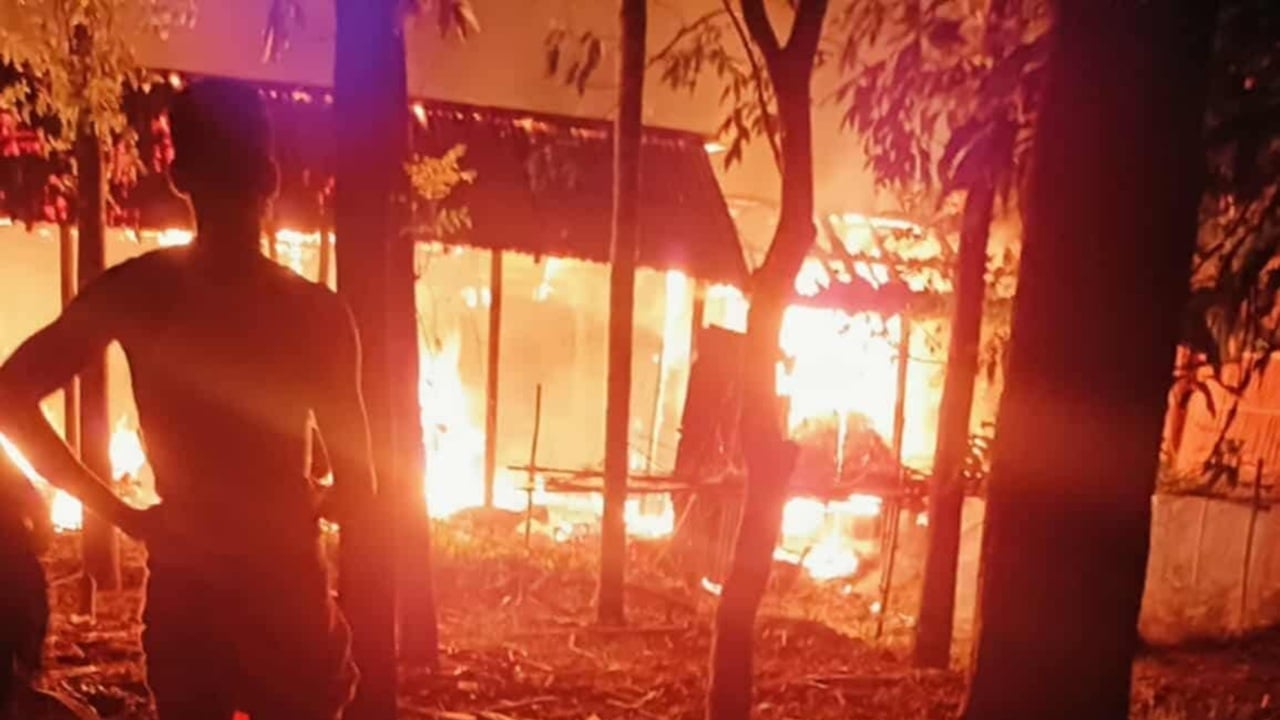 লালপুরে অগ্নিকাণ্ডে নিঃস্ব হয়ে গেলো এক পরিবার