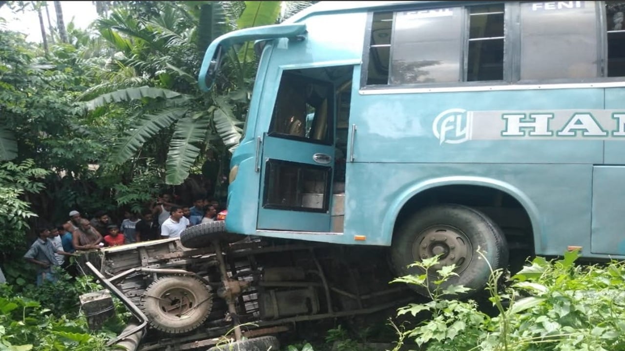 রাজাপুরে সড়ক দুর্ঘটনায় ঝরে গেলো দুই প্রাণ