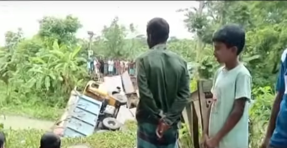 ইন্দুরকানীতে ব্রিজ ভেঙে খালে কয়লাবোঝাই ট্রাক, বন্ধ যান চলাচল