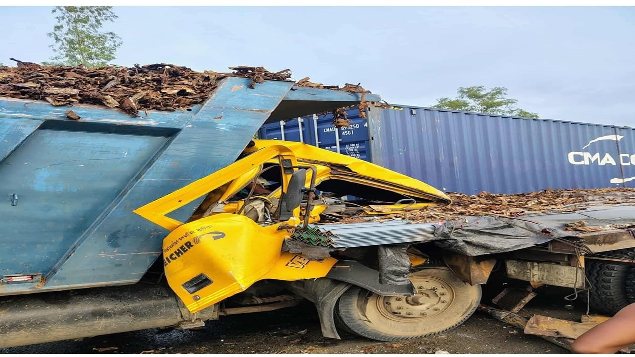 মিরসরাইয়ে লরিতে ড্রাম ট্রাকের ধাক্কা, নিহত দুই