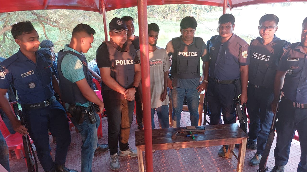 ঈশ্বরদীতে দুটি আগ্নেয়াস্ত্র-গুলিসহ আটক ৬