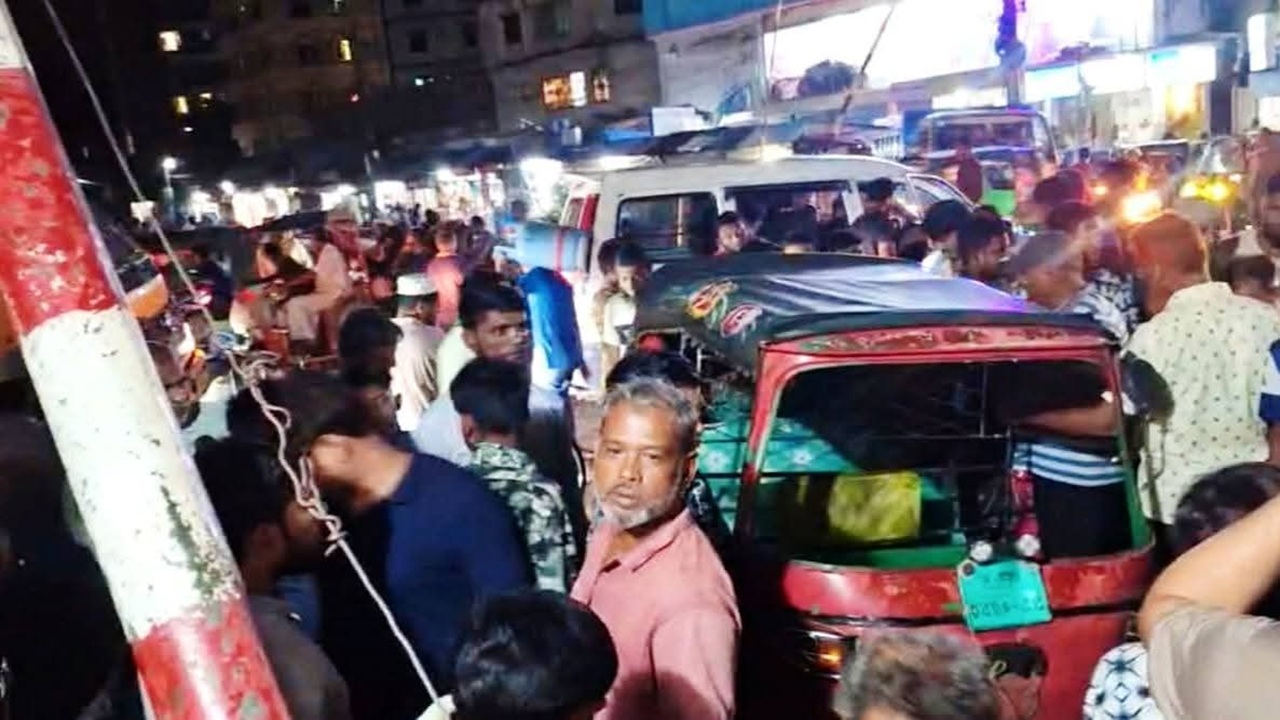 ফেনীতে ট্রেনের ধাক্কায় অটোরিকশা আরোহী মা-ছেলের মৃত্যু