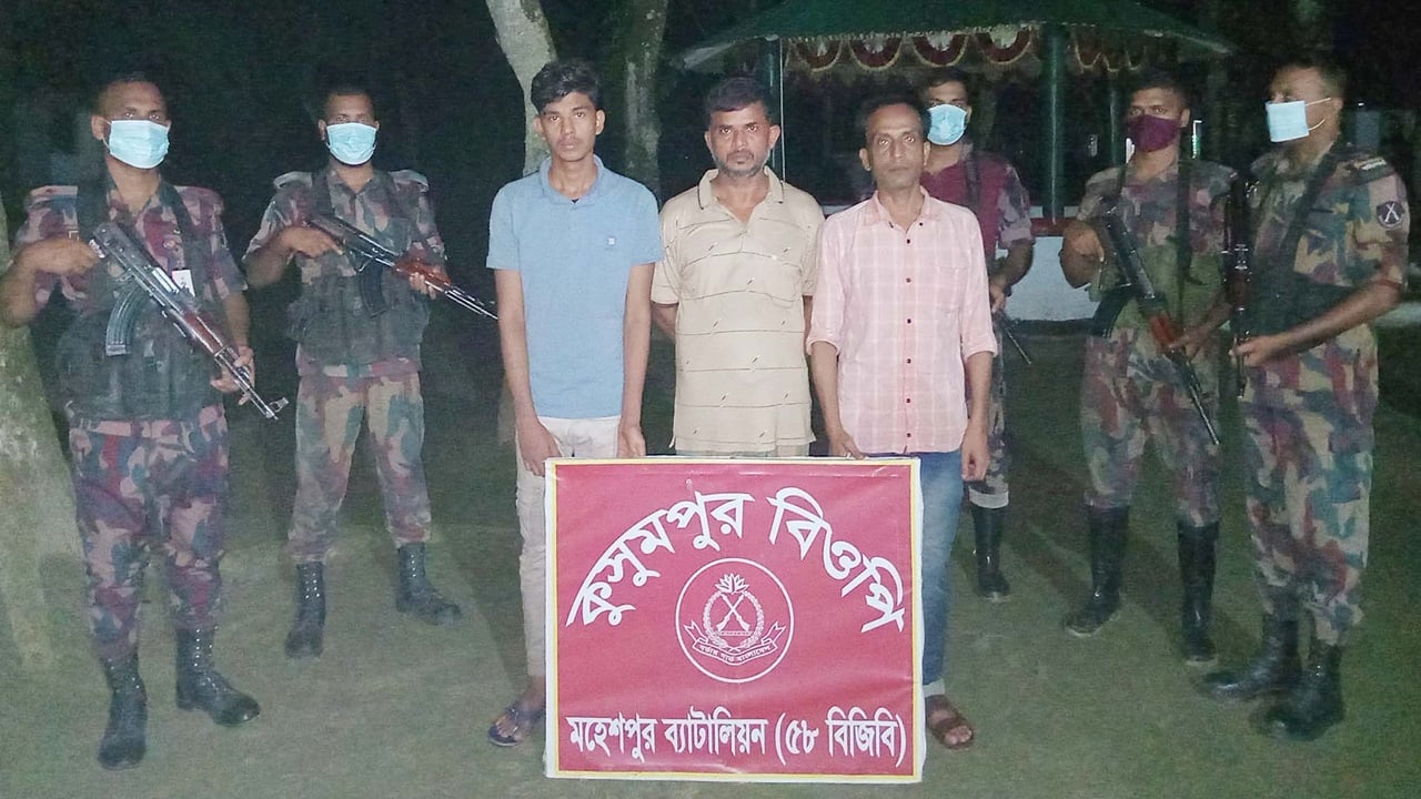 ভারতে অনুপ্রবেশের চেষ্টাকালে তিন যুবক আটক